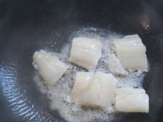 香煎鳕鱼柳,八成热锅中煎至两面金黄。