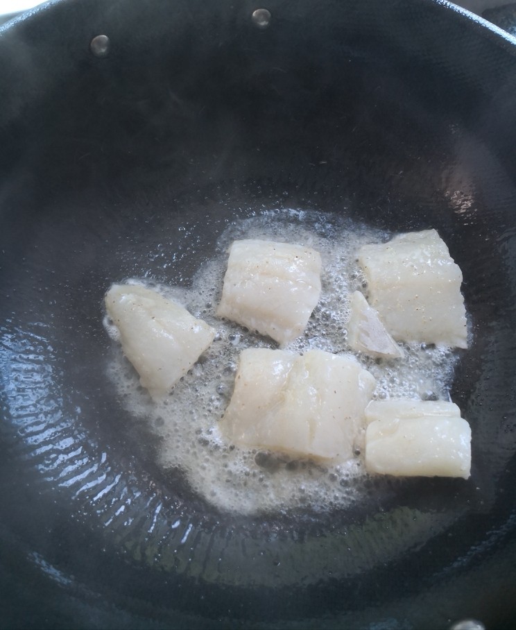 香煎鳕鱼柳,八成热锅中煎至两面金黄。
