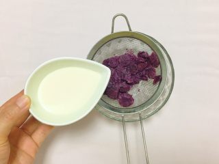 奶香紫薯泥,分次倒入配方奶，帮助压泥