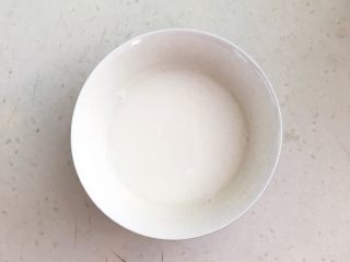 非常独特的东北饭包,碗里加入1勺玉米淀粉，加入50ml冷水调匀