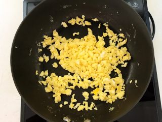 非常独特的东北饭包,炒锅加入2小勺大豆色拉油，油烧热后加入鸡蛋液，把鸡蛋炒成小碎块