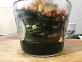 夏日开胃小菜-自制酸辣腌黄瓜,用量差不多是这样子，器皿的四分之一左右