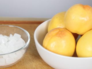 【美善品】自制黄桃罐头,准备冰糖，清洗干净的黄桃