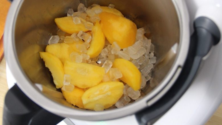 【美善品】自制黄桃罐头,把冰糖，黄桃块，水200克放入主锅中