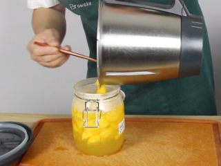 【美善品】自制黄桃罐头,煮好后，把黄桃倒入密封的容器中就可以啦