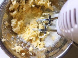 葡萄奶酥,用打蛋器打发，直到体积蓬松，颜色略变浅