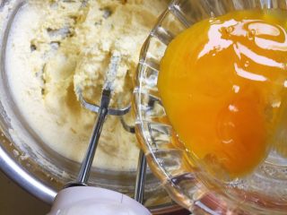 葡萄奶酥,依次加入3个蛋黄，并用打蛋器搅打均匀，每次都必须等蛋黄和黄油完全搅打混合均匀再加下一个