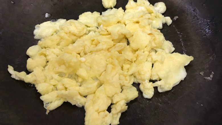 黄瓜木耳鸡蛋五花肉,迅速翻炒至鸡蛋凝固结块