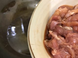 笋干木耳炒肉片,待锅内油七分热时，下猪肉