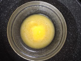 猫爪蛋糕,黄油隔水加热融化成液体