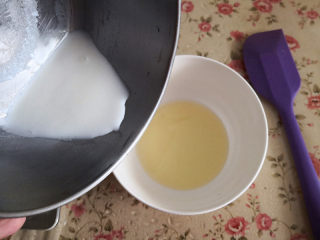 脏脏蛋糕,干净的碗里放入玉米油，将加热后的牛奶慢慢倒入其中，并不断搅拌至均匀，