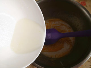 脏脏蛋糕,蛋黄加入糖搅拌均匀，待牛奶与玉米油的混合物慢慢倒入蛋黄中，要不断搅拌，防止过热烫坏蛋黄，搅拌均匀，
