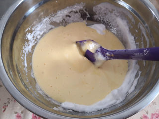 脏脏蛋糕,取1/3的蛋白加入到蛋黄糊中，翻拌均匀，再把蛋黄糊倒入剩余蛋白中，翻拌均匀，