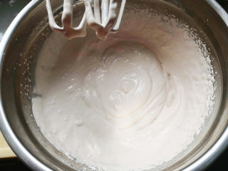 脏脏蛋糕,奶油部分的制作，将淡奶油倒入无油无水的干净盆里，加入糖，筛入可可粉，打发至浓稠，但不要太硬，要保持一定的流动性