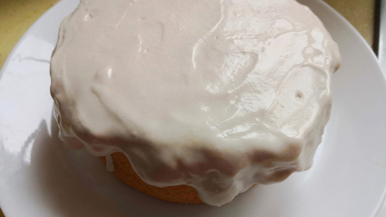 脏脏蛋糕,剩余淡奶油倒到蛋糕表面，稍微抹平一下就可以了，