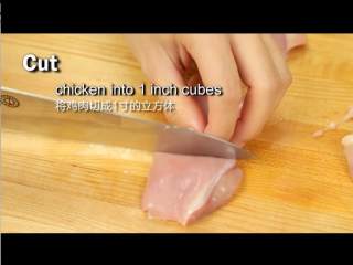 日式照烧鸡肉串,皮去骨的鸡肉切方形的小块