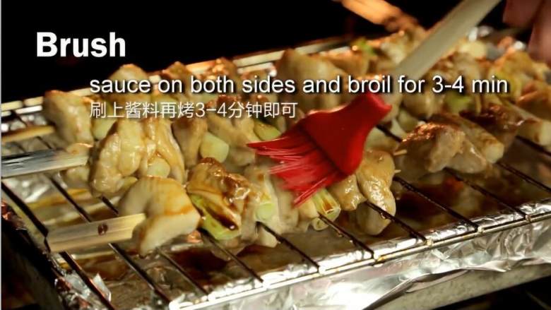 日式照烧鸡肉串,取出，刷上一层照烧汁，继续烘烤3~4分钟即可出炉