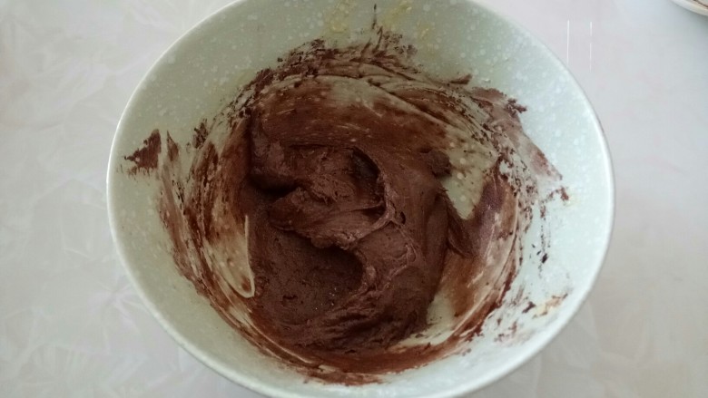 可可味巧克力流心马芬,用翻拌的手法搅拌均匀。