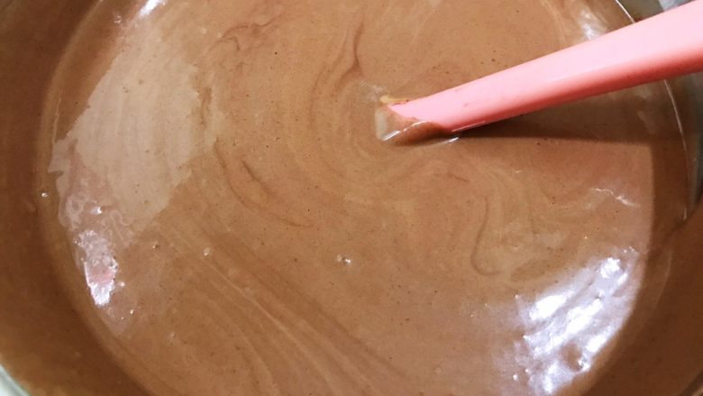顺滑无冰渣的巧克力朗姆酒冰淇淋,搅拌均匀