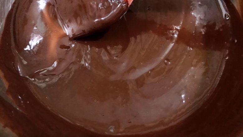 顺滑无冰渣的巧克力朗姆酒冰淇淋,搅拌均匀后的巧克力糊放一边晾凉备用