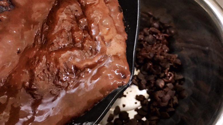 顺滑无冰渣的巧克力朗姆酒冰淇淋,趁热倒入巧克力盆里搅拌至巧克力融化顺滑