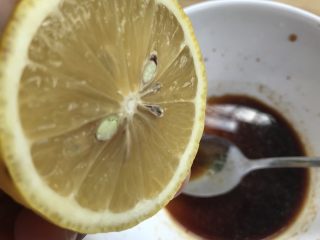 柠檬姜蓉蜂蜜烤鸡翅,柠檬挤汁，不要籽哦，调匀。