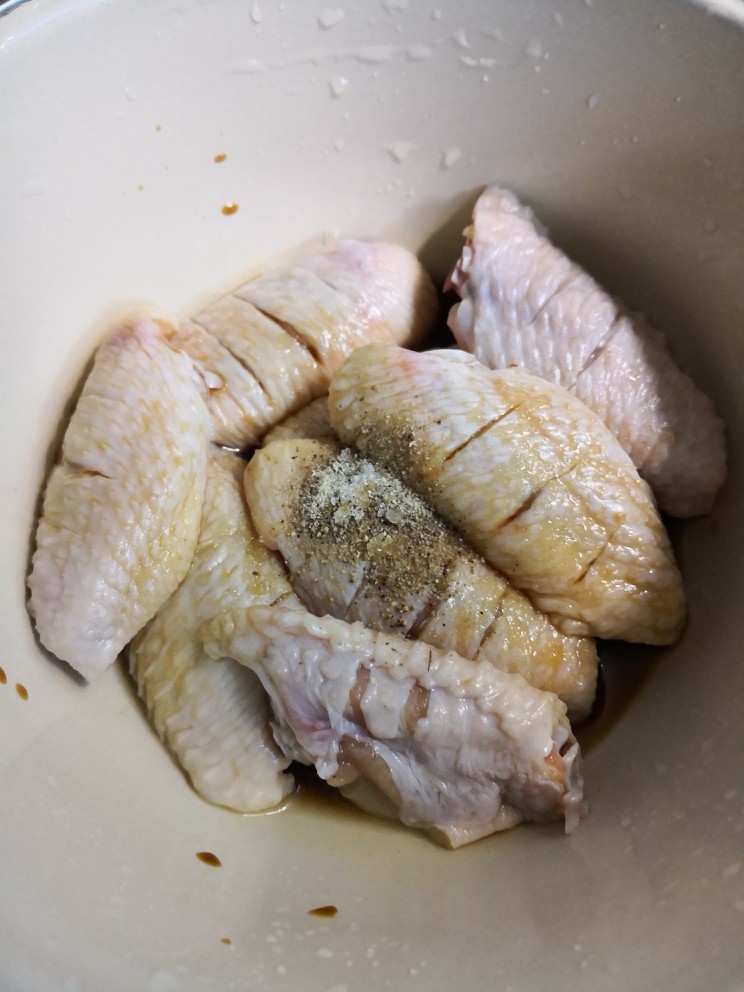芦笋炒鸡翅,备好的鸡翅放适量盐巴、白胡椒粉、生抽、白糖、料酒