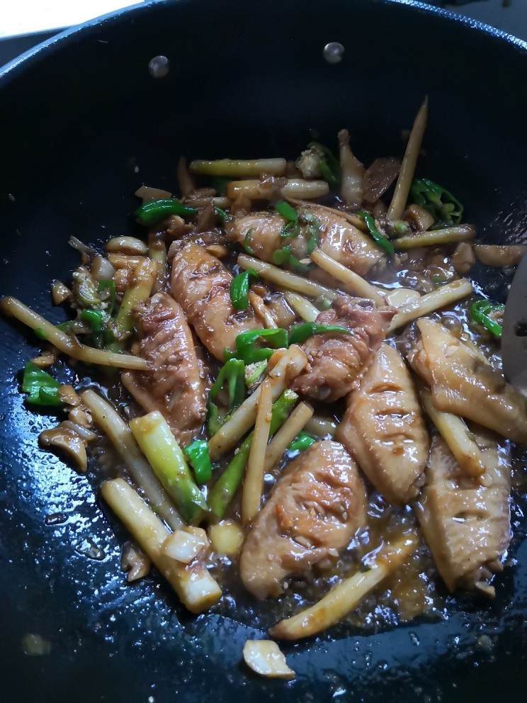 芦笋炒鸡翅,最后加入青椒大火翻炒几少
尝一下味道，出锅
