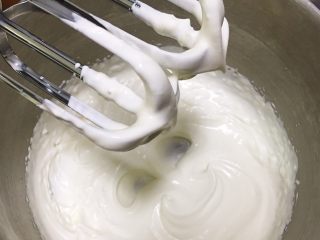 抹茶奶油卷,用打蛋器打至浓稠，不会流动的状态。