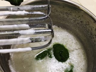 抹茶奶油卷,打十几秒油水融合，抹茶粉用温水调和均匀，倒入油水中。