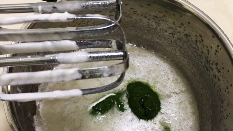 抹茶奶油卷,打十几秒油水融合，抹茶粉用温水调和均匀，倒入油水中。