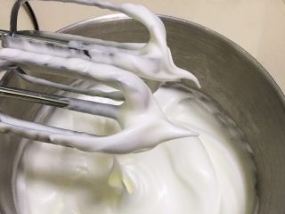 抹茶奶油卷,加入最后的细砂糖，搅打50圈，蛋白霜硬挺，打蛋头上有直立的小尖峰。
