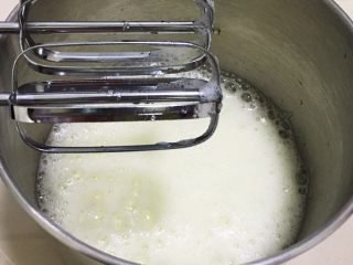 抹茶奶油卷,打蛋器高速搅打30圈，出现粗泡。