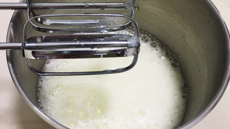 抹茶奶油卷,打蛋器高速搅打30圈，出现粗泡。