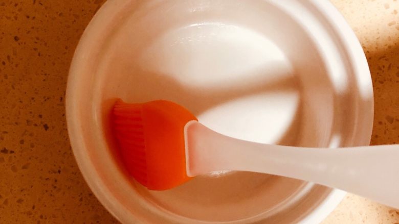 舒芙蕾,用刷子蘸取少量黄油，轻轻刷到烤碗的杯壁上。然后再撒一部分白砂糖，迅速旋转，使糖均匀的撒布在杯壁上。