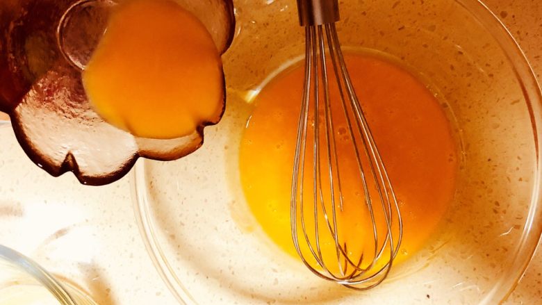 舒芙蕾,蛋黄取出后打散，加入黄油。