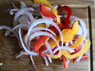 扁尖蕃茄土豆汤,洋葱和各种辣椒切丝备用。