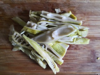 扁尖蕃茄土豆汤,扁尖笋从中间剖开，切成长一点的条。