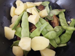 排骨土豆炖豆角,加入土豆和豆角