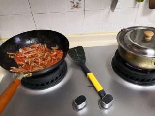 扁尖蕃茄土豆汤,旁边的汤锅开锅后，加入炒过的食材。