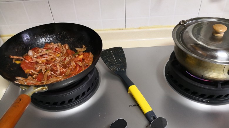 扁尖蕃茄土豆汤,旁边的汤锅开锅后，加入炒过的食材。