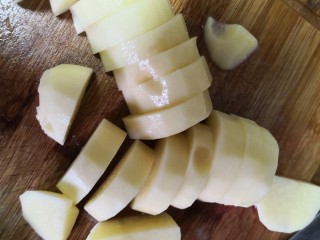扁尖蕃茄土豆汤,土豆去皮切成厚片。待汤锅再次滚沸时，加入土豆和扁尖笋。