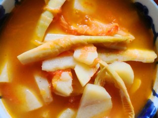 扁尖蕃茄土豆汤,加少许盐，待汤浓稠就好了。