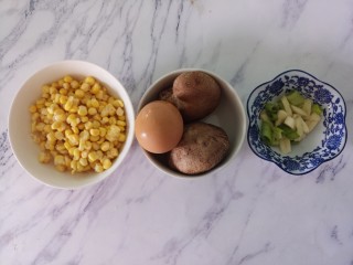 香菇鸡蛋玉米汤,先准备需要的食材，香菇两个，鸡蛋一个，玉米粒一小碗，玉米粒是提前煮好的，熟的，切点葱姜蒜。