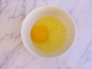 香菇鸡蛋玉米汤,把鸡蛋打入碗中