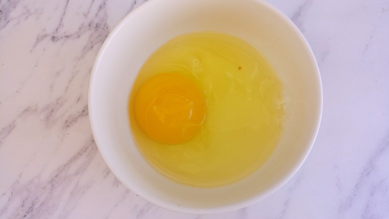 香菇鸡蛋玉米汤,把鸡蛋打入碗中