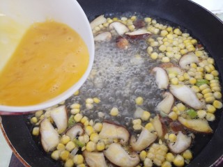 香菇鸡蛋玉米汤,再加入鸡蛋液