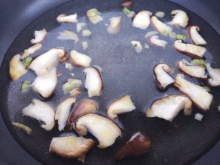 香菇鸡蛋玉米汤,翻炒几下，加入适量的水