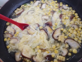 香菇鸡蛋玉米汤,用勺子快速搅拌，打成蛋花