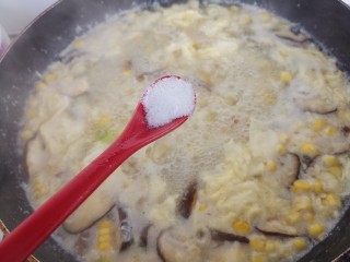 香菇鸡蛋玉米汤,然后再次煮开，加一勺盐